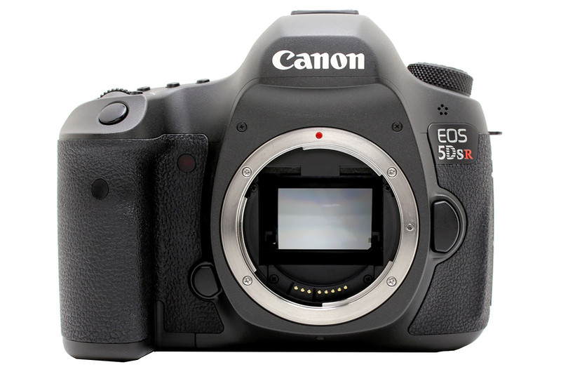 キヤノン「EOS 5Ds R」（<a href="http://cweb.canon.jp/eos/lineup/5dsr/" class="n" target="_blank">公式ページ</a>）。「約5060万画素の圧倒的な高解像度」のデジタル一眼レフです。写真のレンズは「EF 24-105mm F4L IS II USM」と「EF 100-400mm F4.5-5.6L IS II USM」ですが、これら以外に45mmと90mmのTS-Eレンズを使っています。
