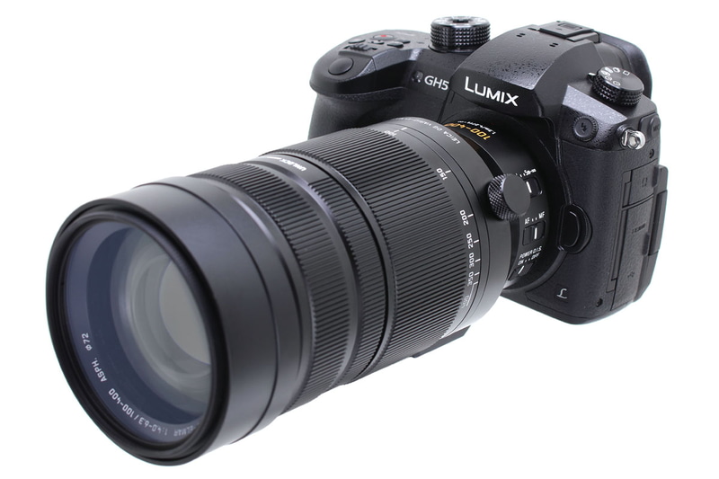 パナソニック「LUMIX DC-GH5」（<a href="http://panasonic.jp/dc/g_series/gh5/" class="n" target="_blank">公式ページ</a>）。スチルカメラとしての基本性能の高さに加え、本体のみで4K/60p動画を撮影できるミラーレスです。写真のレンズは「LEICA DG VARIO-ELMAR 100-400mm/F4.0-6.3 ASPH./POWER O.I.S.」で、ほかに「LUMIX G VARIO 12-60mm/F3.5-5.6 ASPH./POWER O.I.S.」を使っています。