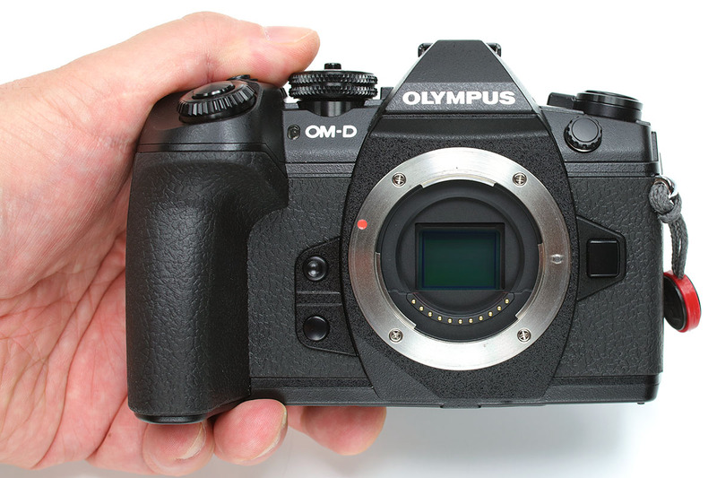 ボディを手に持った様子。片や40年以上前のカメラ、片や現在のカメラ。どちらも道具としてコンパクトにつくられています。