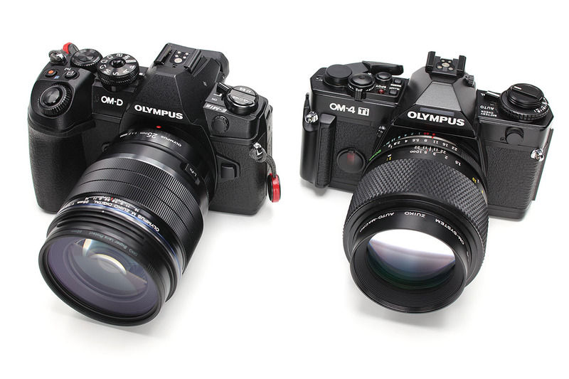 並べてみるとよく似ています。まあ「OLYMPUS」ロゴがあってブラックボディなら、基本、似ちゃうとは思いますが。でもペンタプリズム部（OLYMPUSロゴの上のピラミッド形のところ）とかの佇まいもよく似ています。ゲンブツを間近にすると、つくりの良さもよ～く似てるんです。