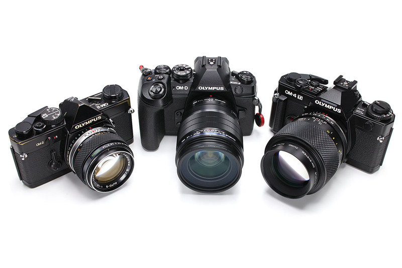 並べてみるとよく似ています。まあ「OLYMPUS」ロゴがあってブラックボディなら、基本、似ちゃうとは思いますが。でもペンタプリズム部（OLYMPUSロゴの上のピラミッド形のところ）とかの佇まいもよく似ています。ゲンブツを間近にすると、つくりの良さもよ～く似てるんです。