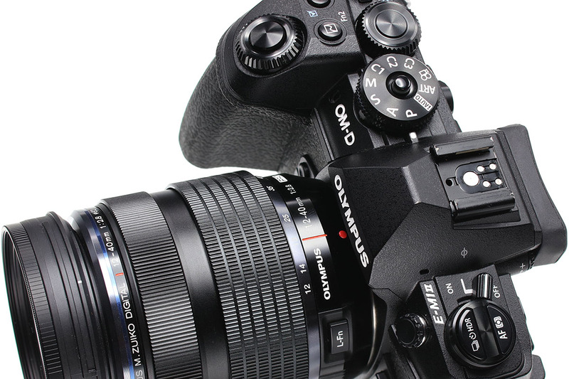 「OM-D E-M1 Mark II」に「M.ZUIKO DIGITAL ED 12-40mm F2.8 PRO」を装着した様子。レンズは4年前に購入したもので、かなり使ってきているんですが、いまだに「これカッコイイなぁ」と思っちゃう筆者です。これを眺めながら1杯飲れる筆者ですっていうか、4～5杯呑める思います、ツマミ無しで。