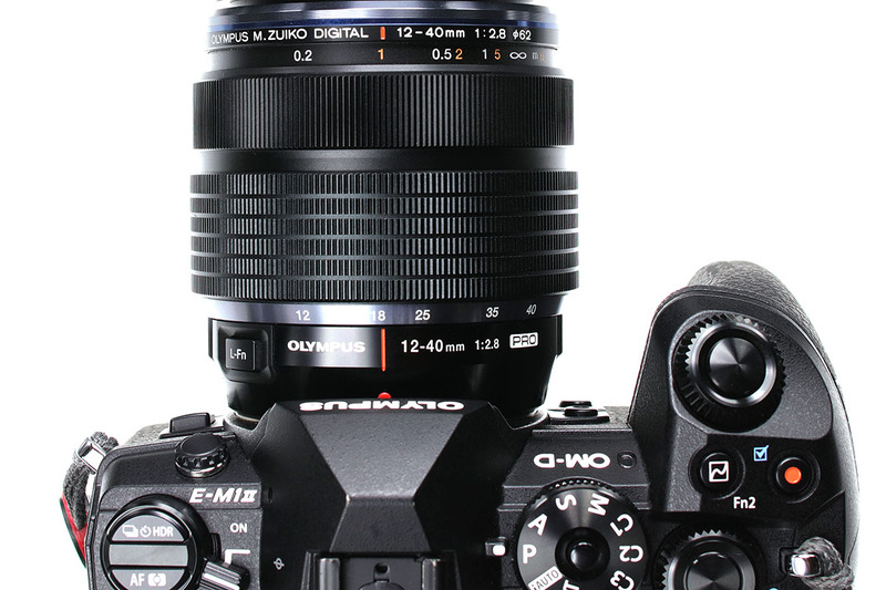 「OM-D E-M1 Mark II」に「M.ZUIKO DIGITAL ED 12-40mm F2.8 PRO」を装着した様子。レンズは4年前に購入したもので、かなり使ってきているんですが、いまだに「これカッコイイなぁ」と思っちゃう筆者です。これを眺めながら1杯飲れる筆者ですっていうか、4～5杯呑める思います、ツマミ無しで。