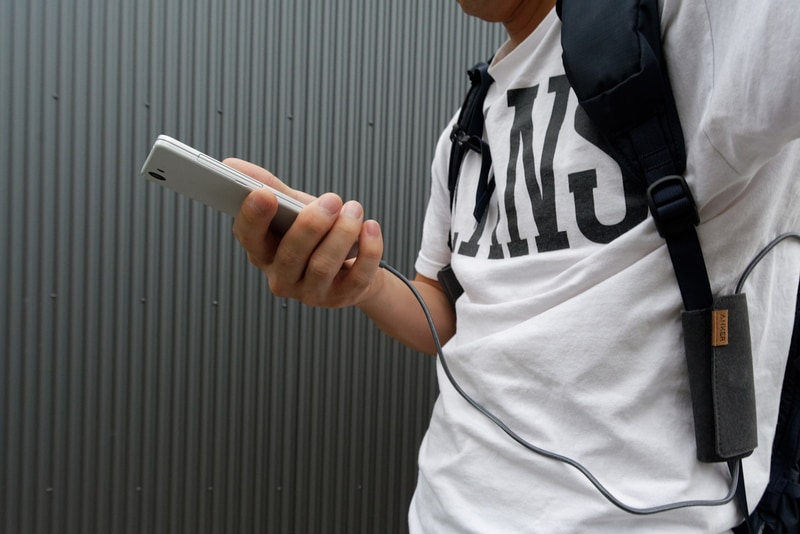 充電しながら持ち運ぶ時のケーブル押さえとしても使える（歩きスマホは禁止。画面を見るときは立ち止まろう）