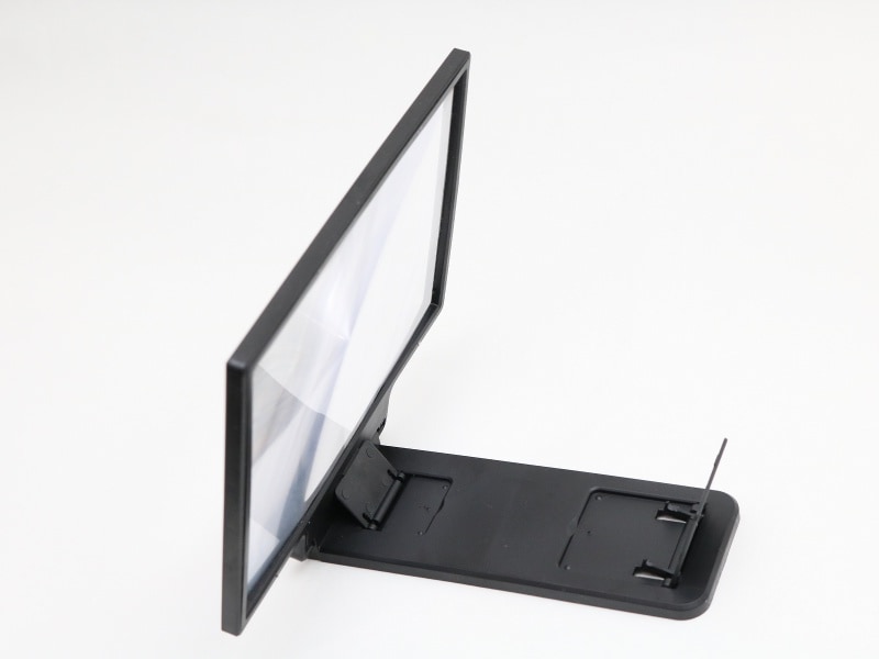 後方のスタンドにスマートフォンを立てかけ、前側もレンズを立てる