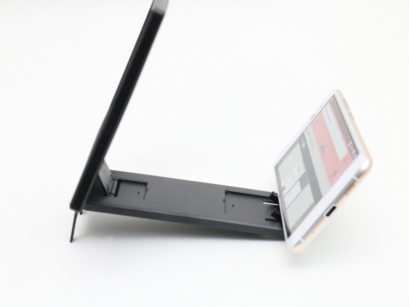 アングルアジャストメントを立てると角度が付けられる。ひっくり返らない程度に、何か敷いてさらに角度調整も可能だ