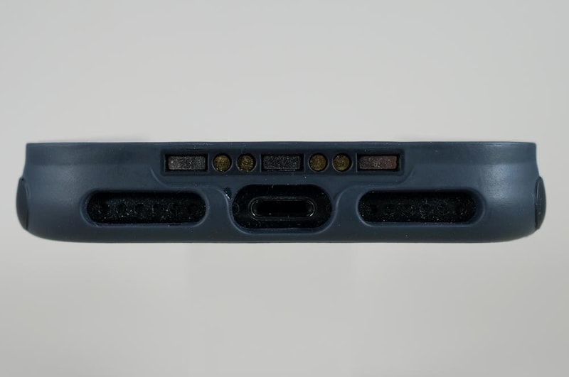 ケースの厚みは約12mmほど（衝突保護に盛り上がった縁を含む）