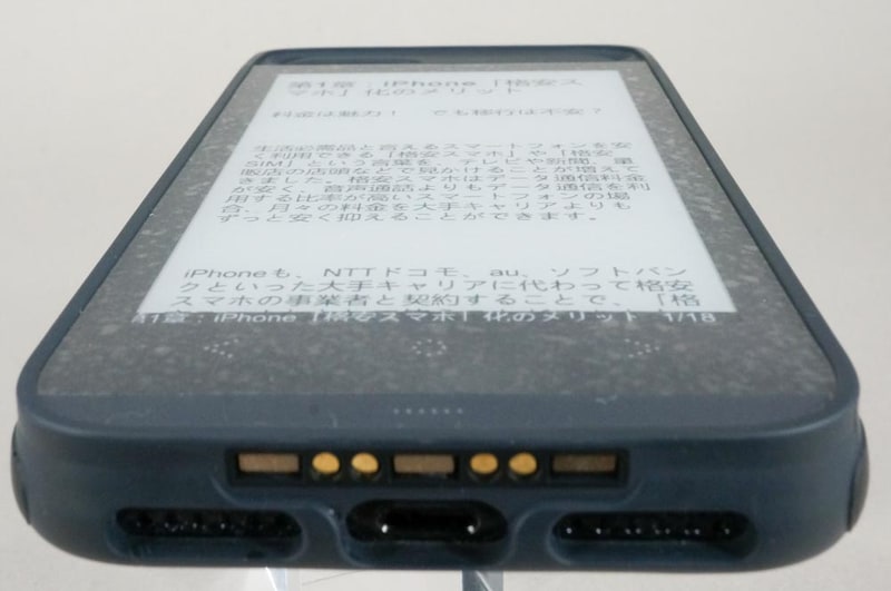 点線アイコンがメカボタンとタッチボタン。このくらい斜めからでも見やすさが変わらないのも電子インクの特長