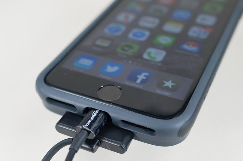 充電は磁気吸着の専用端子を使用。iPhoneと同時に充電できる