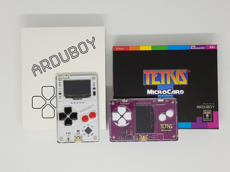 「Arduboy」（左）と「Tetris MicroCard」。Arduboyはユーザー有志が制作したゲームアプリを遊んだり、C++プログラミングでゲームを作ったりできる