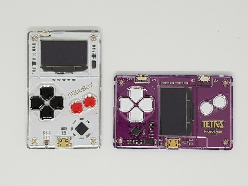 「Tetris MicroCard」（右）はテトリスに特化したゲーム機であるので、使うときはランドスケープ（横型）だ
