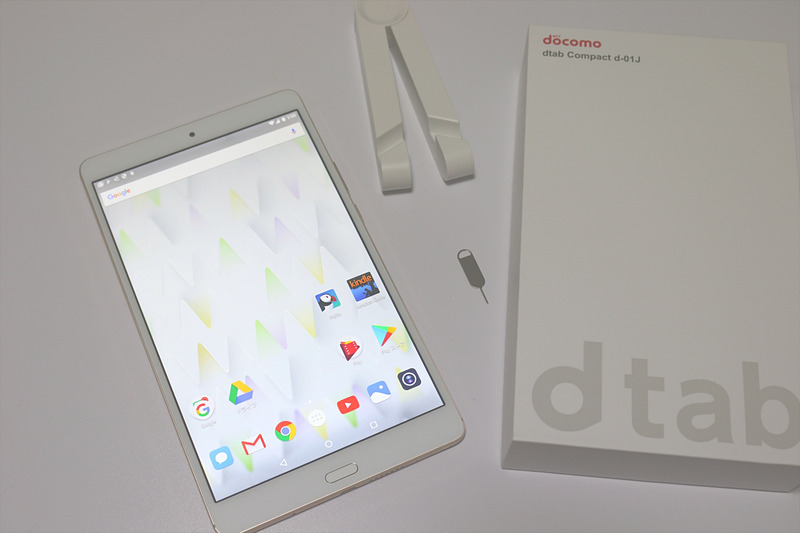 dtab Compact d-01Jの一式。本体と取説以外はスタンドとSIMを取り出すピンのみ。筆者は既存のSIMを使ったが、通常はeSIMも付いてくる