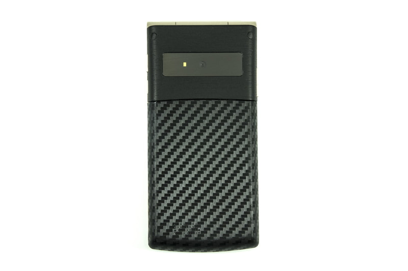 背面にモノクロのサブディスプレイを搭載。32×109ドット