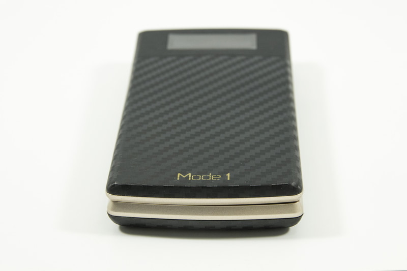 背面にモノクロのサブディスプレイを搭載。32×109ドット