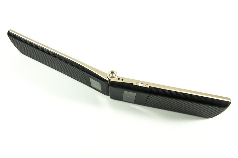 背面にモノクロのサブディスプレイを搭載。32×109ドット