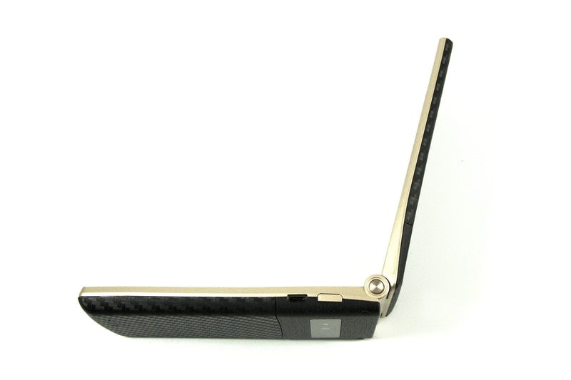 背面にモノクロのサブディスプレイを搭載。32×109ドット