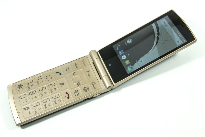 背面にモノクロのサブディスプレイを搭載。32×109ドット