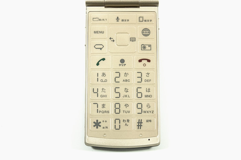 背面にモノクロのサブディスプレイを搭載。32×109ドット