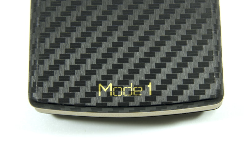 背面にモノクロのサブディスプレイを搭載。32×109ドット