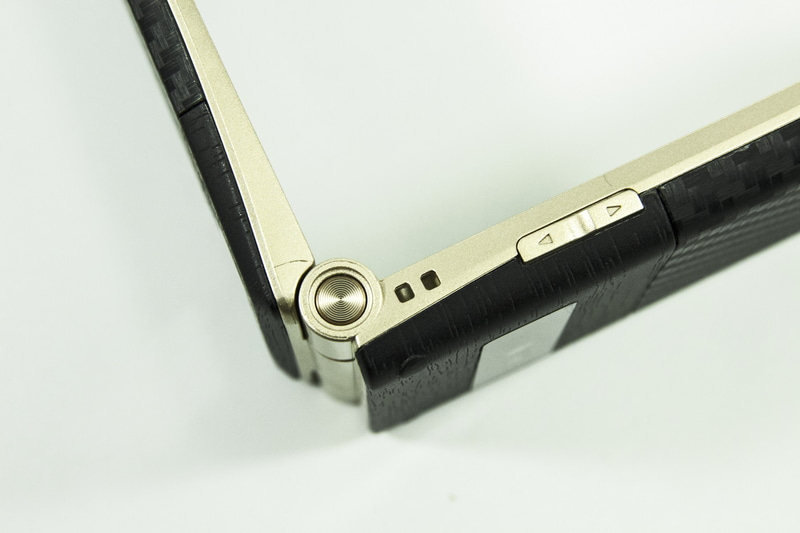 左側面にストラップホールと音量キー