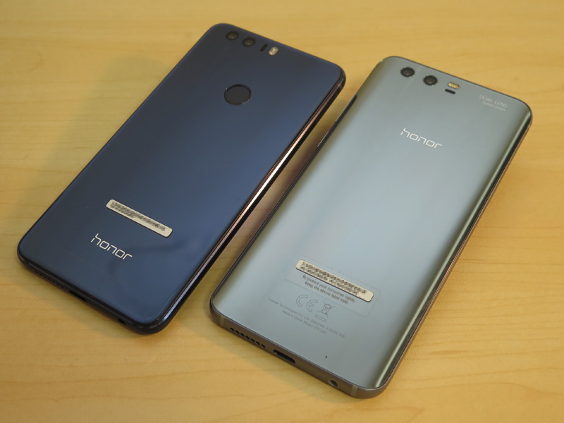 honor 8（左）のとhonor 9（右）の背面。指紋センサーが前面に移動したため、背面はかなりすっきりとしたデザイン
