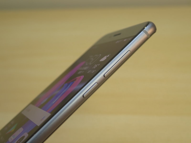 右側面は上側に音量キー、下側に電源キーをレイアウト。他のファーウェイ製端末と基本的には共通