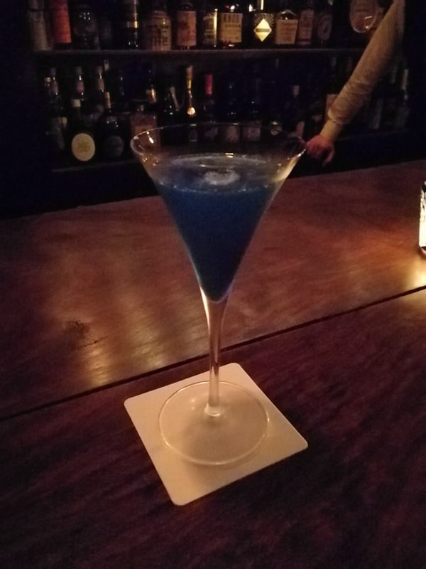 いつもの暗いバーで撮影。人の眼で見たときと同程度の明るさを確保（協力：<a href="https://barnitas.amebaownd.com/">barnitas</a>）