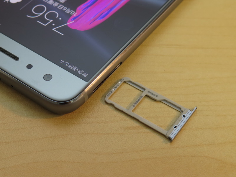 SIMトレイはnanoSIMカードのデュアルSIM対応だが、2枚目のSIMカードはmicroSDメモリーカードと排他利用。通常は左側に1枚目を装着し、右側の広い穴にmicroSDメモリカードか、2枚目のnanoSIMカードを装着する