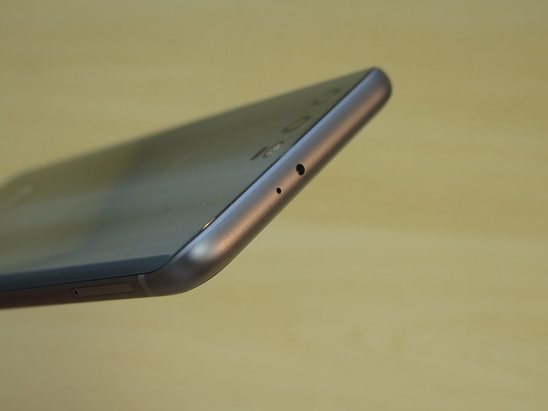 上面はマイクが内蔵されているのみ。背面側のカメラ部もフラットに仕上げられている