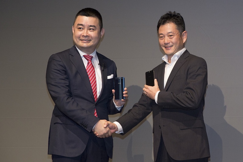 楽天モバイルの大尾嘉宏人氏（楽天 執行役員 楽天モバイル事業、写真右）