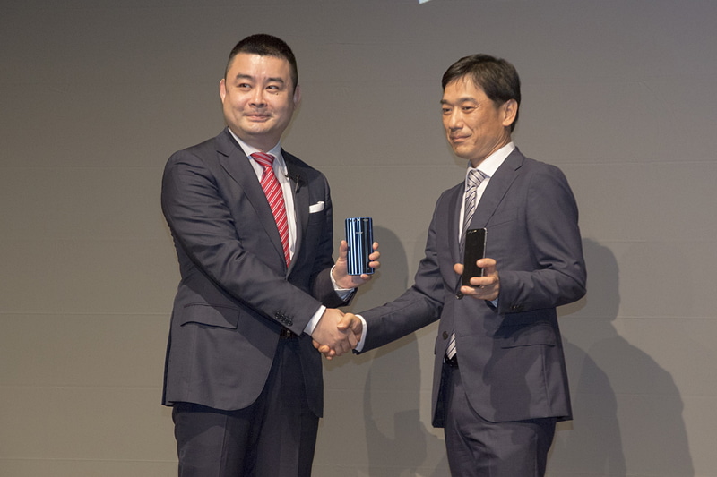 IIJの矢吹重雄氏（インターネットイニシアティブ MVNO事業部長、写真右）