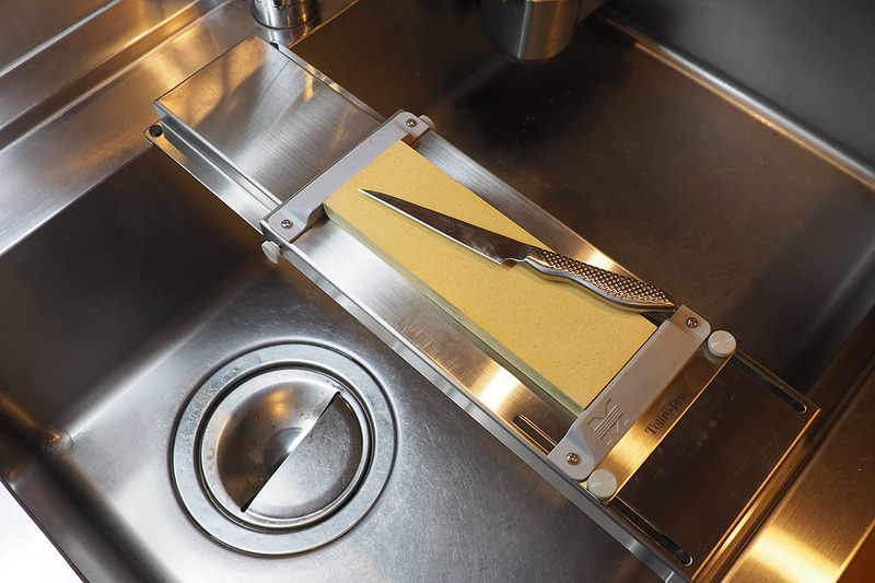 砥石と水があれば包丁などの刃物の切れ味が蘇るなんて、なんだかステキ！　なんですが、筆者にとっては「研ぐこと自体」が大きな楽しみだったりします。あと「刃物を研いでいるとなぜか心が落ち着いてくる」というのも、刃物研ぎの良さという気がします。