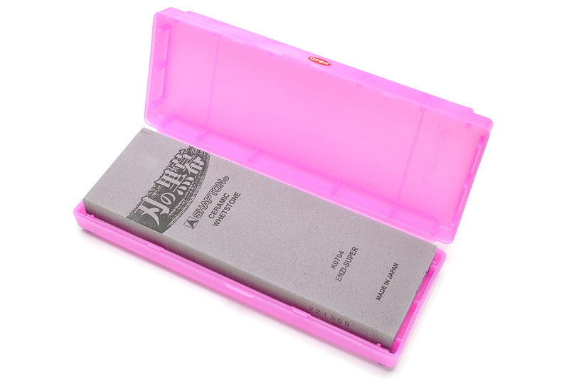 シャプトンの「刃の黒幕」シリーズ砥石。セラミックの水砥石で、番手は#120、#220、#320、#1000、#1500、#2000、#5000、#8000、#12000、#30000の10種類があります。一般の砥石と比べるとやや高価。筆者は#1000→#2000→#8000の順で研いでいきます。#8000は使わなくても十分切れるようになりますが、使うと刃先に鏡面光沢が生まれ、趣味としての充実感を高めてくれます。