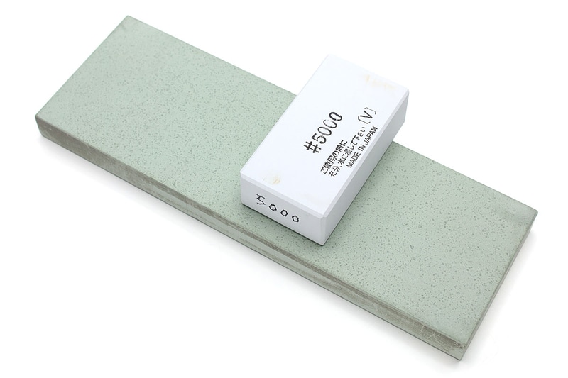 スエヒロの「面修正用 人造名倉砥石シリーズ」。刃物研ぎの前に砥石から砥汁を出したり、研いだ後に砥石の目詰まりを除去したりできる修正砥石です。これも水に濡らして砥石表面を擦るように使います。