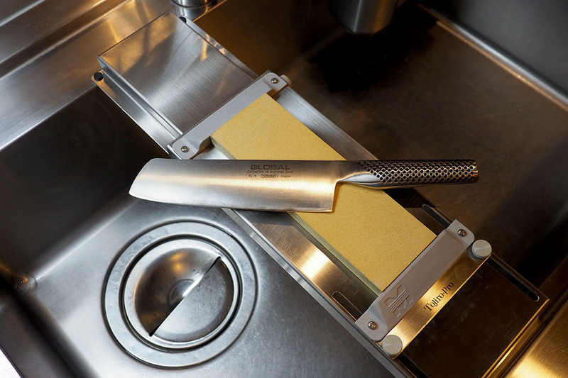 藤次郎の「TOJIRO PRO 砥石固定台 F-643」。シンクに固定できるステンレス製の砥石固定台です。長辺175mm程度以上から265mm程度以下の砥石を固定できます。シンクの凹部分奥行きが315mm程度以上から580mm程度以下なら固定できます。