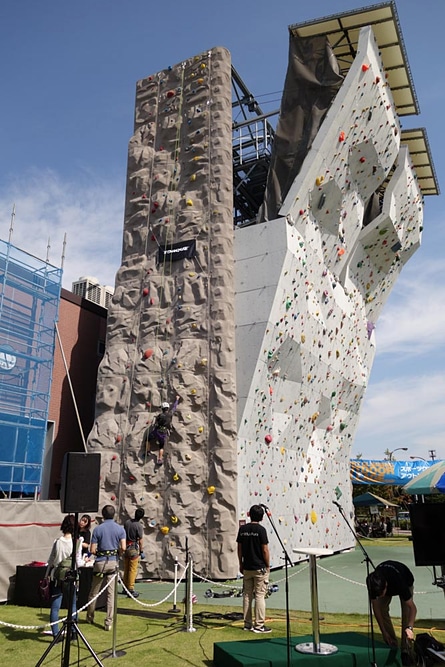 側面の壁が一般体験できるウォール。オーバーハングしていなくて、難易度は低い