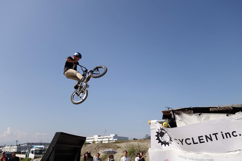 Air Trick Show。撮影時に油断してると上に見切れるくらい高く飛ぶことがある