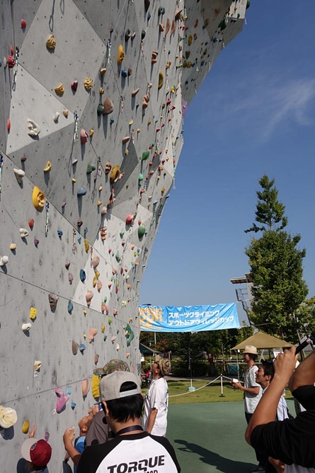 クライミングウォール。目の錯覚ではなくオーバーハングしている。下るときはロープでぶら下がる感じになる