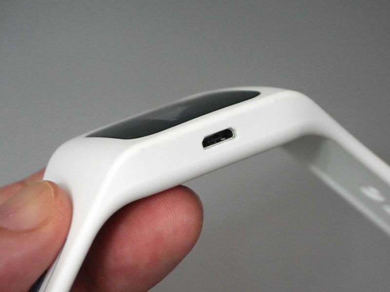 充電はmicroUSBで行う。試合中はバイブやLEDを多用するため持続時間は5時間と短い。試合がない場合は200時間＝1週間程度は持つとのこと