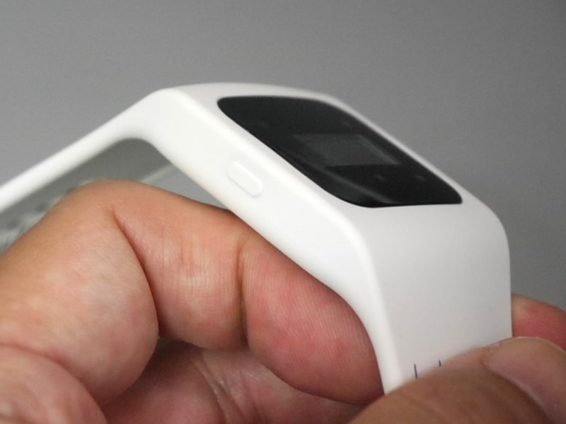 左側面のボタンを押すか、もしくは本体を激しく振るなどのアクションを感知すると、時計表示→直近の試合の結果（もしくは途中経過）が表示される