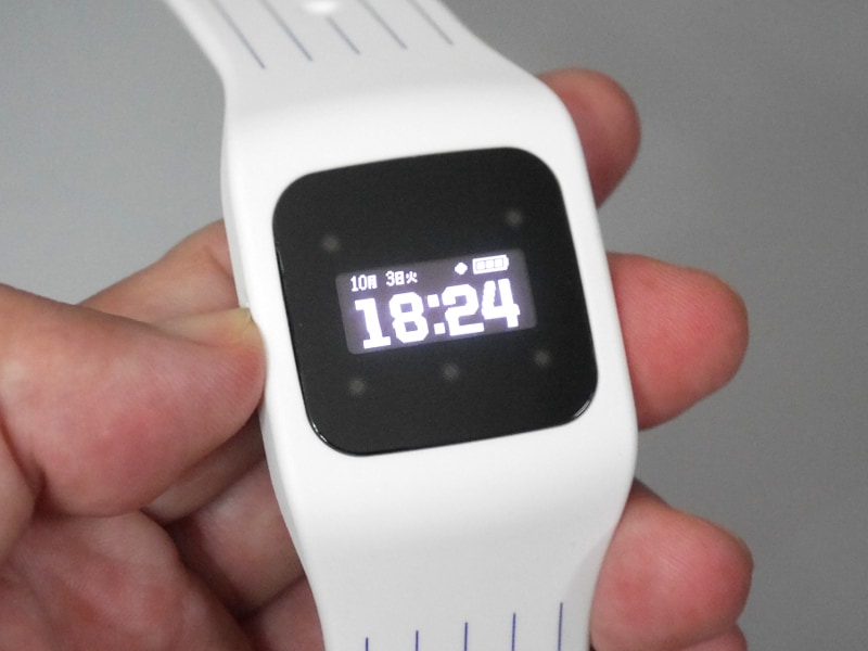 時刻表示はボタンを押すか本体を振った際に一瞬表示されるだけなので、通常の腕時計代わりに使うのは少々難しい印象だ