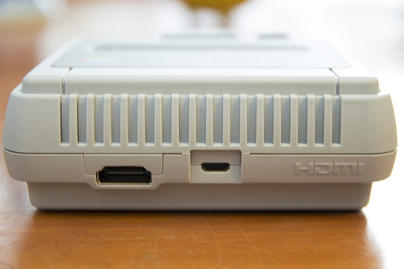 大きく記された「HDMI」ロゴがシュール
