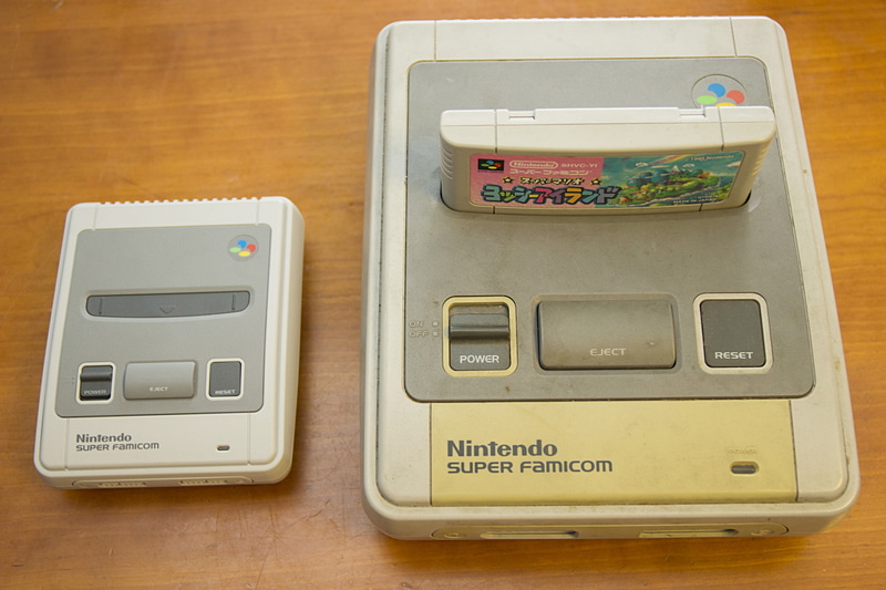 右はスーファミの実機。電源を挿せば今でもプレイできるが、カセット端子やビデオケーブルの接触がやや怪しい