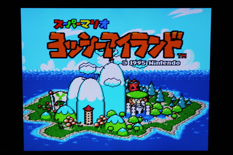 「ヨッシーアイランド」は恐竜ヨッシーが赤ちゃんマリオを背中に乗せて活躍するアクションゲームだ