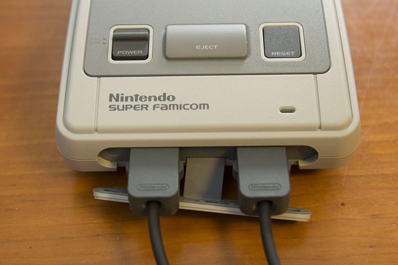 思わず「そこ開くの？」とツッコミを入れてしまったコントローラー端子風コントローラーカバー