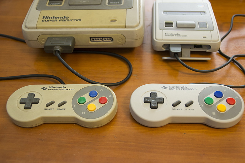 スーファミ実機のコントローラーとは端子形状が違う