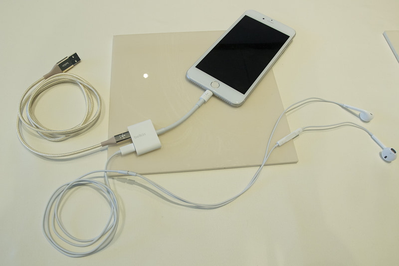 ワイヤレスチャージャーやApple Watchを充電できるスタンド