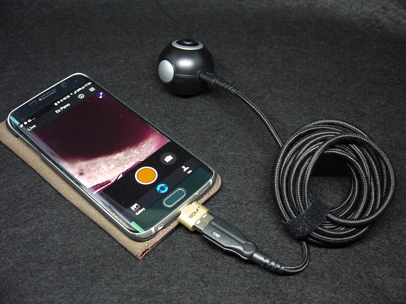 カメラを高く掲げ、画像を手元で確認したい、という用途ではmicroUSBケーブルとアダプターを組み合わせたもので延長させても使えた。ただし、すべてのケーブルやアダプターがデータ転送に対応しているわけではないので注意