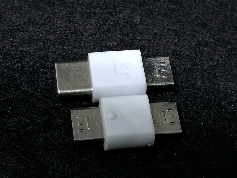 付属のアダプターを使ってスマートフォンと接続する。見づらいが、矢印の向いているほうがカメラとの接続側になる