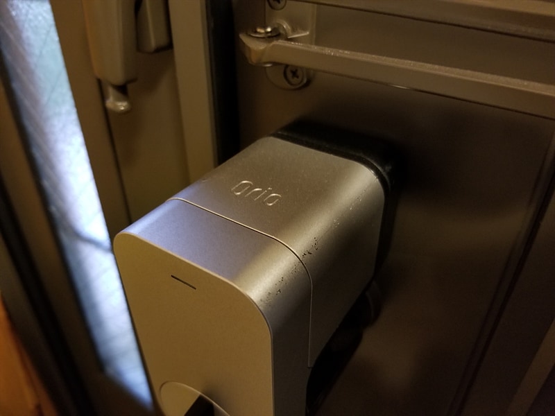 両面テープが剥がれて落下し、傷が入った「Qrio Smart Lock」